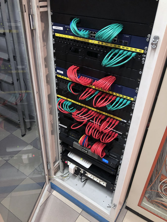 armadio aperto cable management